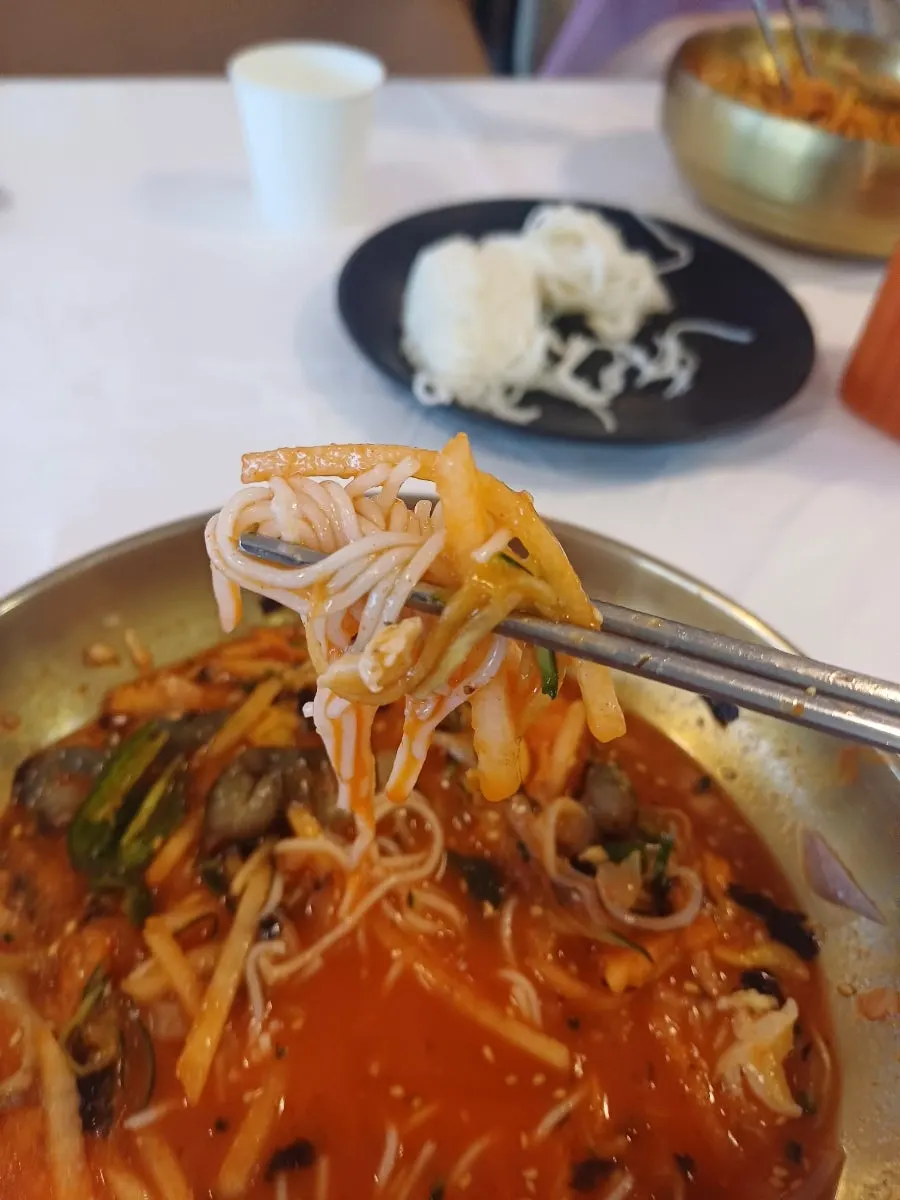 The complimentary bowl of rice served with the meal