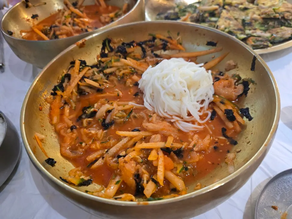 Somyeon noodles dunked in mulhoe broth