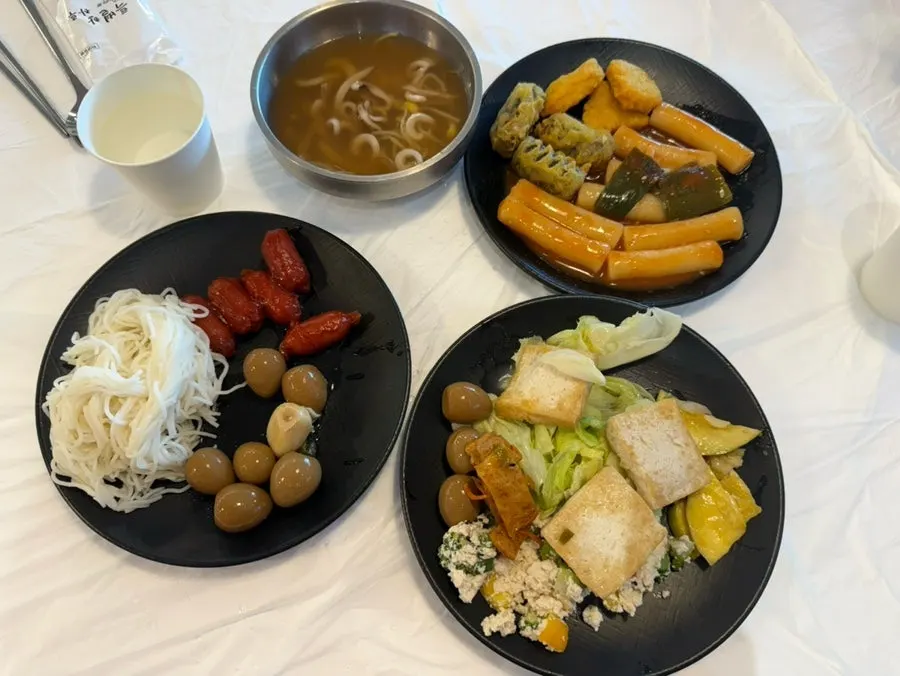 셀프바에서 담아 온 반찬 접시