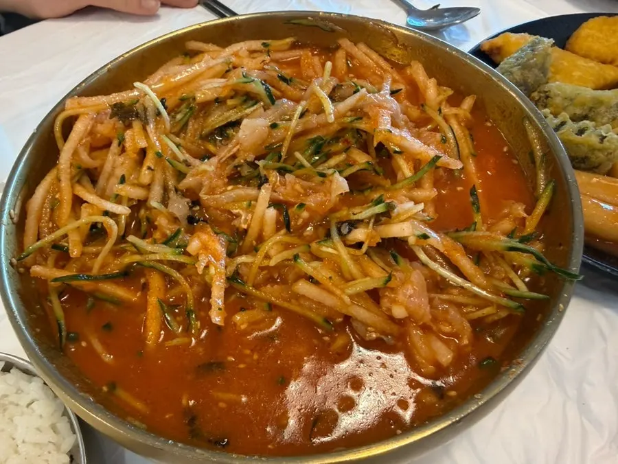 살얼음 육수를 부어 섞은 물회