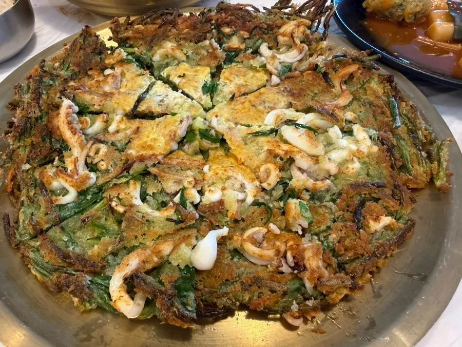 바삭하게 구워진 파전 단면
