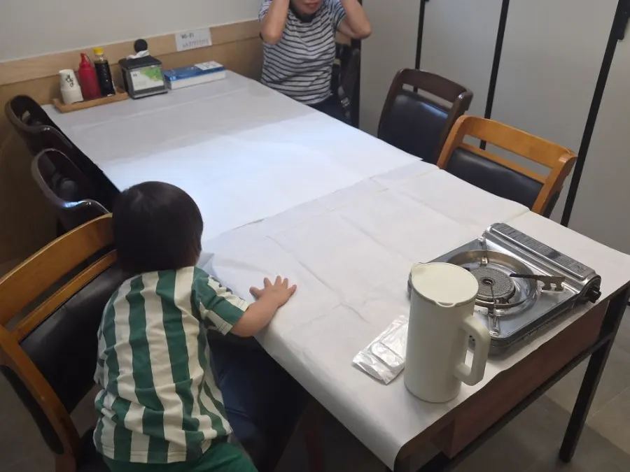어른 4명 아이 2명이 앉은 룸 테이블