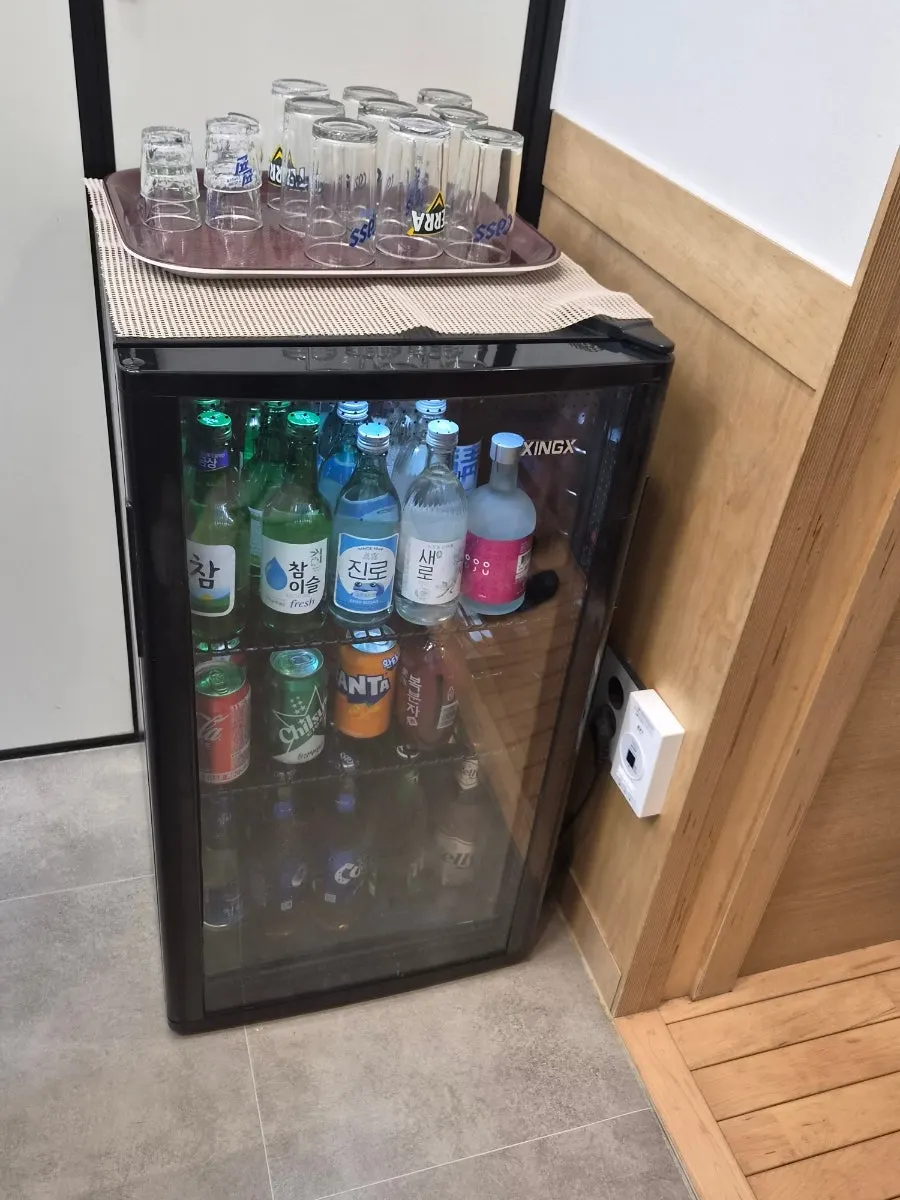 실내에 비치된 음료와 주류 냉장고