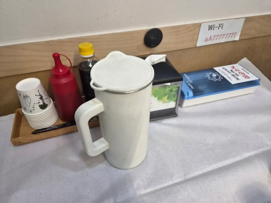 초장, 간장, 살균소독수저통이 놓인 테이블 세팅