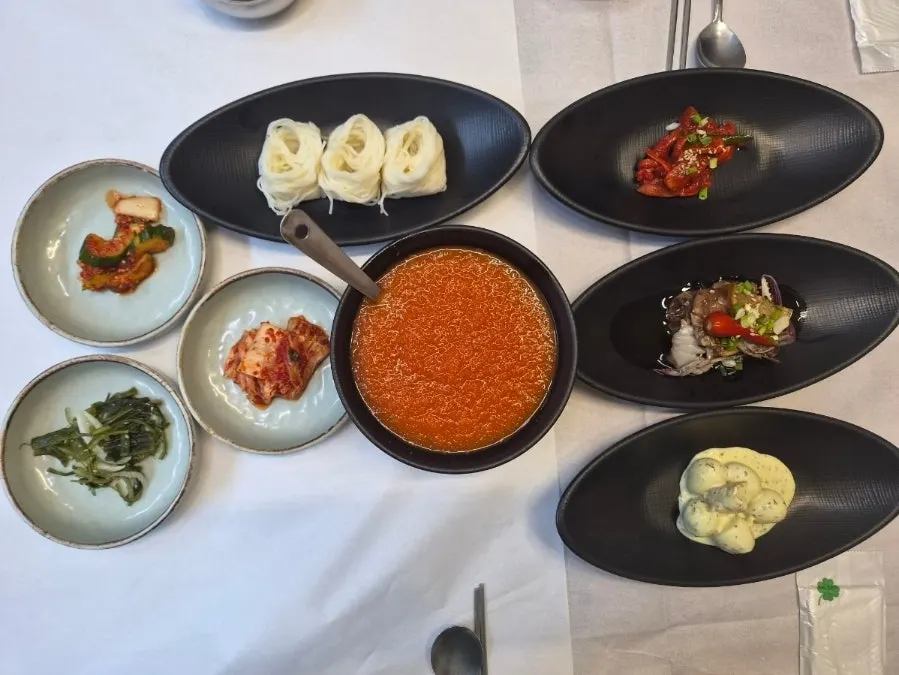 정갈하게 차려진 기본 반찬 한 상