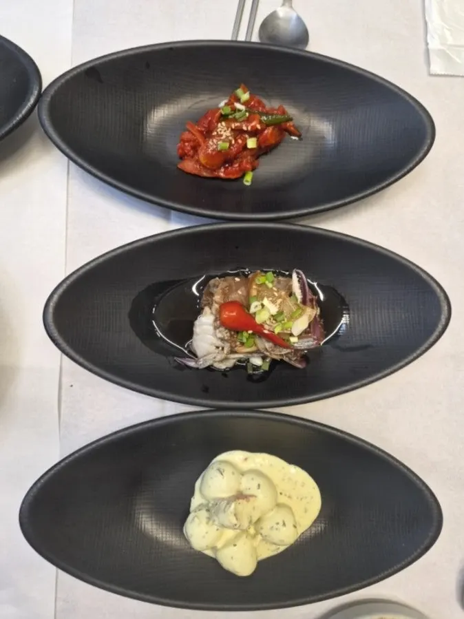 세로로 담긴 밑반찬 접시