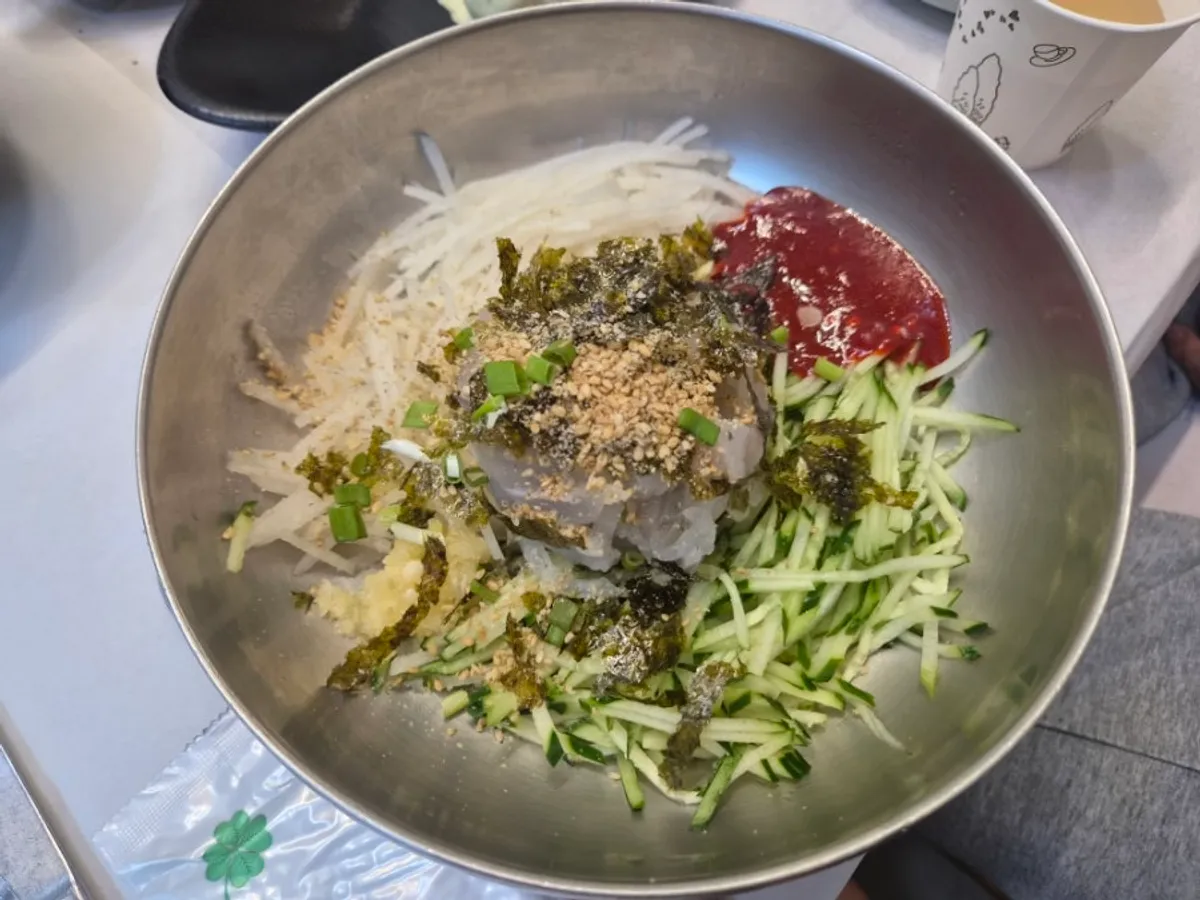 회가 푸짐하게 담긴 자연산물회 한 그릇