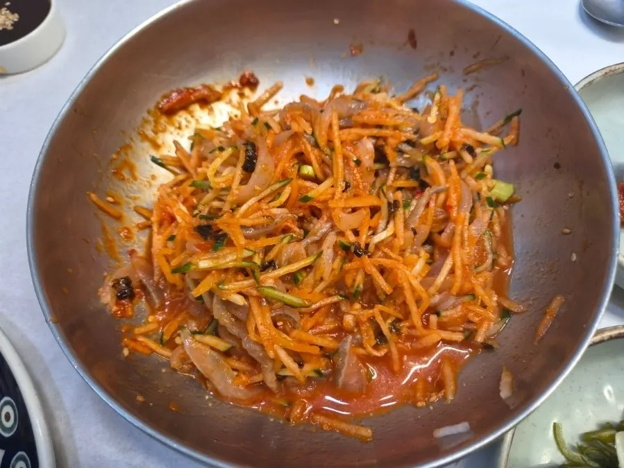 비법 육수를 부어 비빈 살얼음 물회