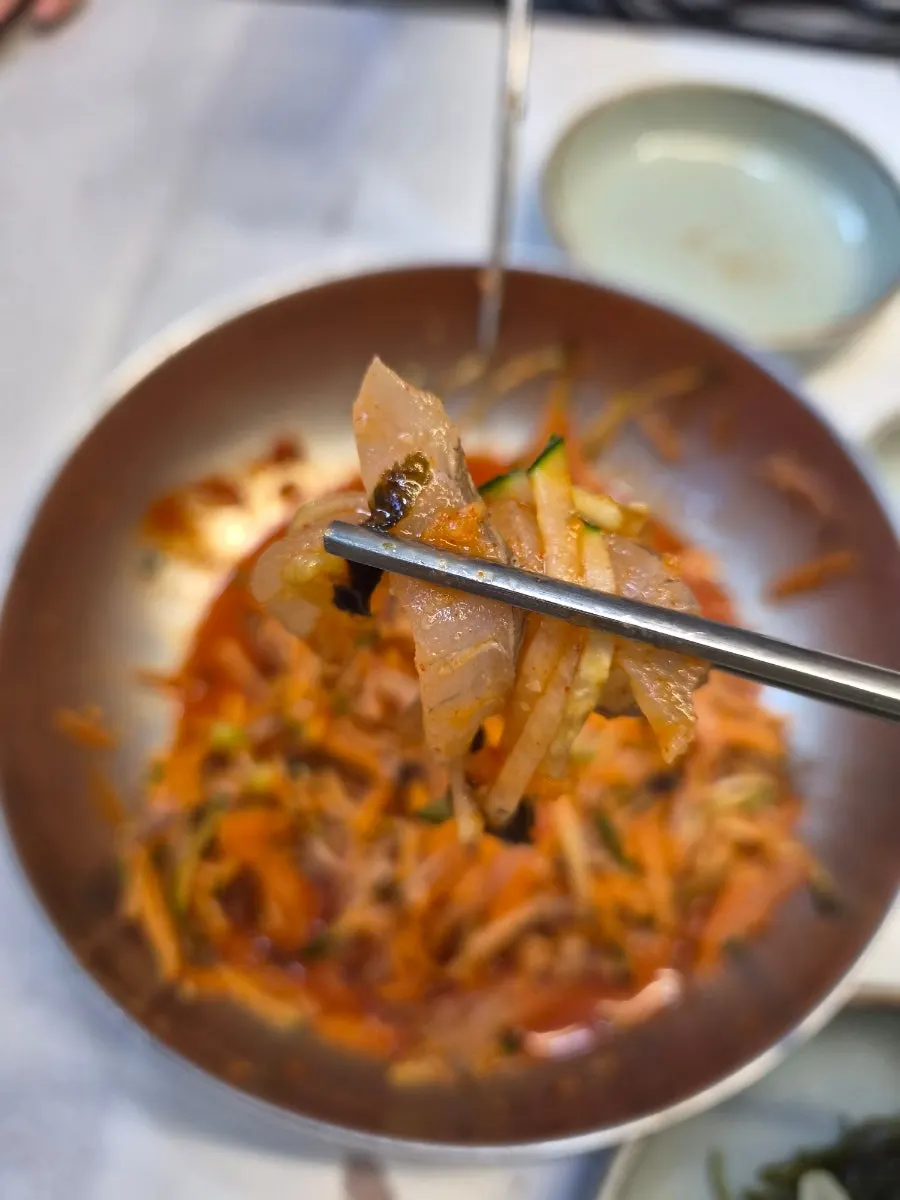 갓 썬 싱싱한 회 한 점
