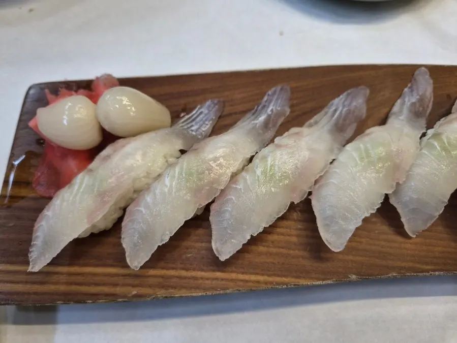 바로 떠서 만든 광어초밥 한 접시