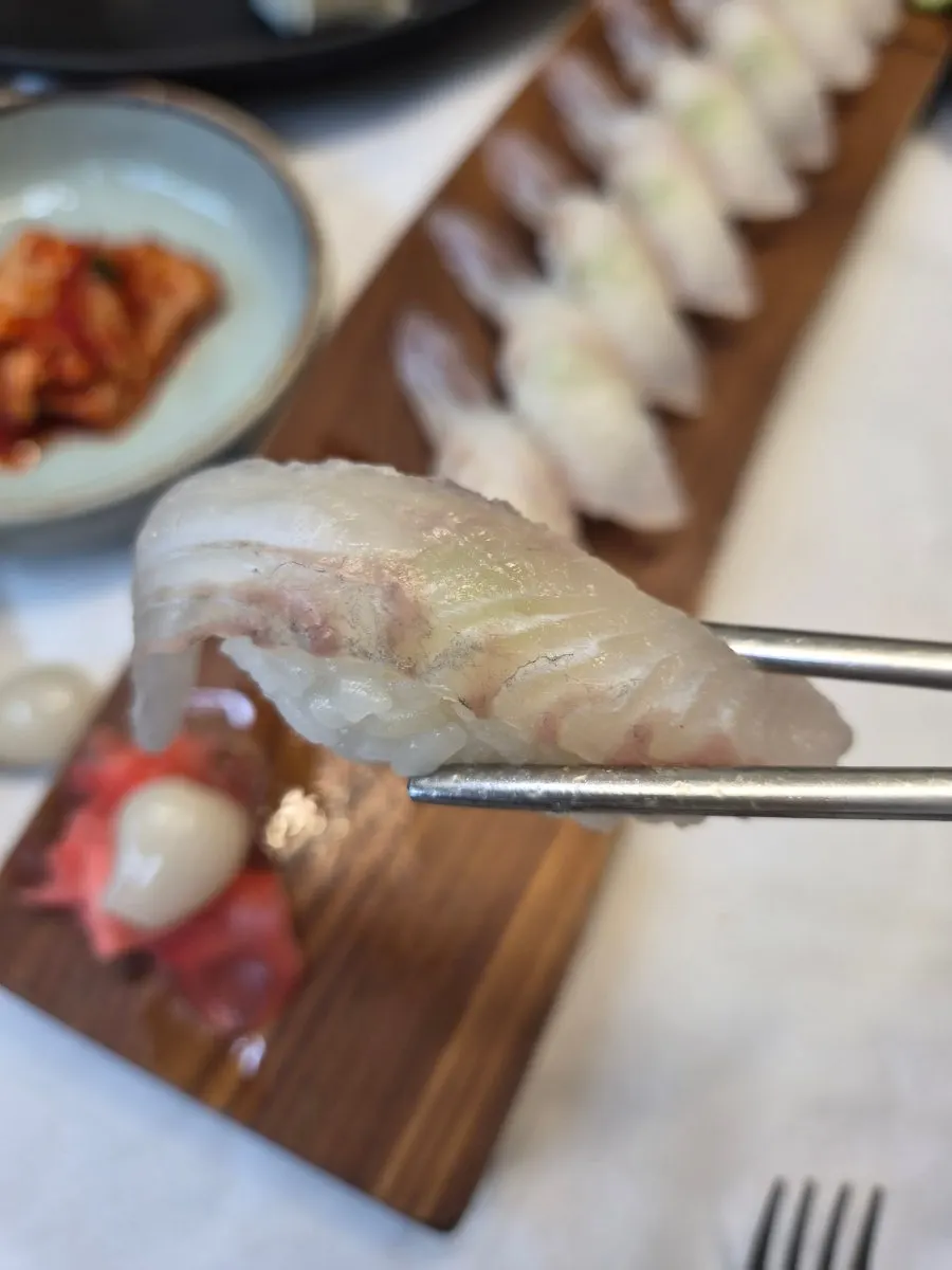 룸 테이블에 차려진 물회와 초밥 상차림