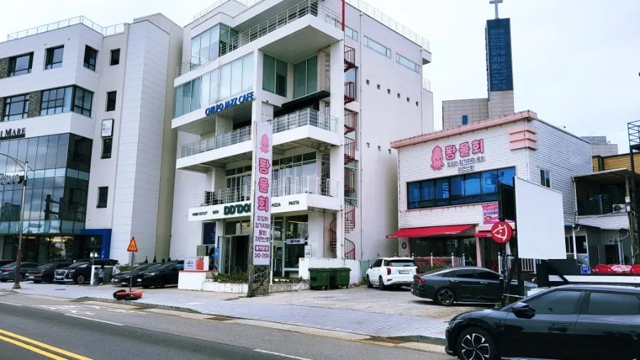 Ppwang Mulhoe's pink sign exterior along the Yeongildae coastal road