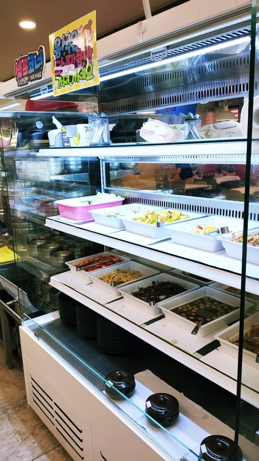 Ppwang Mulhoe's self-bar counter with tteokbokki and fried snacks