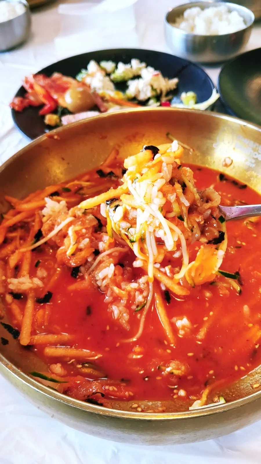 Mulhoe eaten with added thin noodles