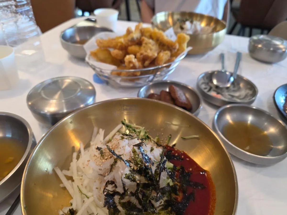 Ppwang Mulhoe, serving Pohang's signature dish, mulhoe