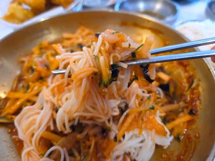 Half-and-half mulhoe with two kinds of seafood