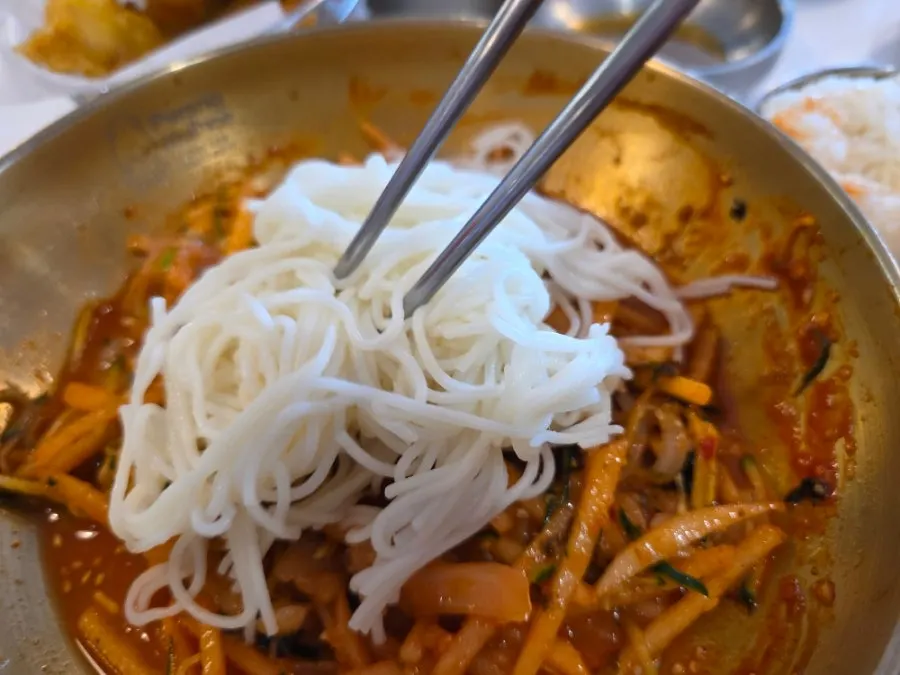 Ppwang Mulhoe's half-and-half mulhoe with cool broth