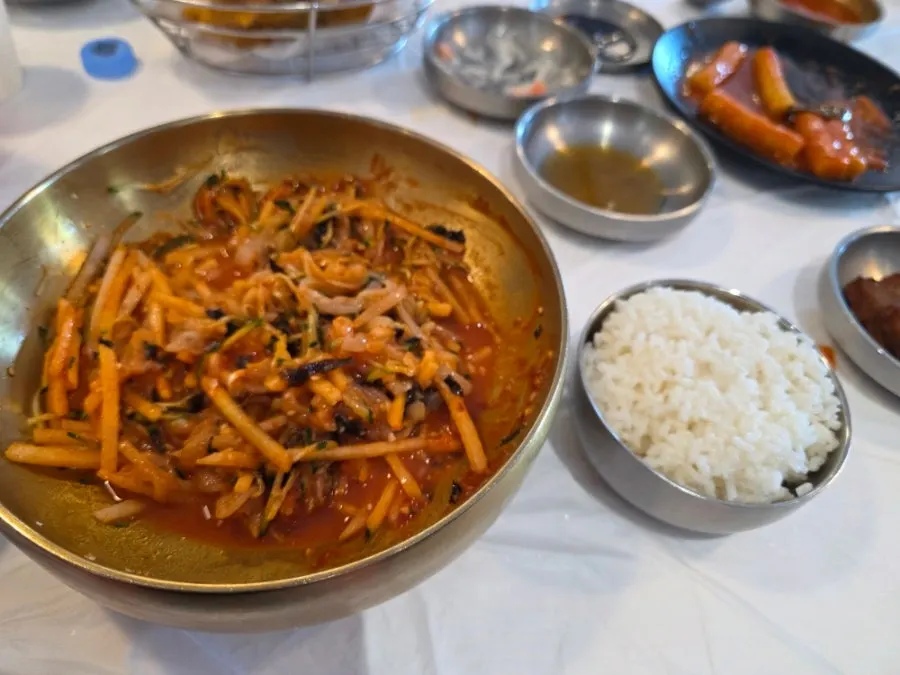 Mulhoe and fried squid combo at Ppwang Mulhoe