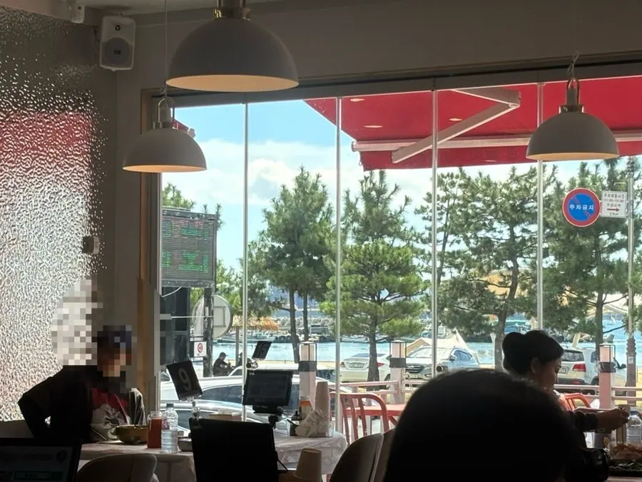 테이블 간격이 여유로운 퐝물회 홀 내부