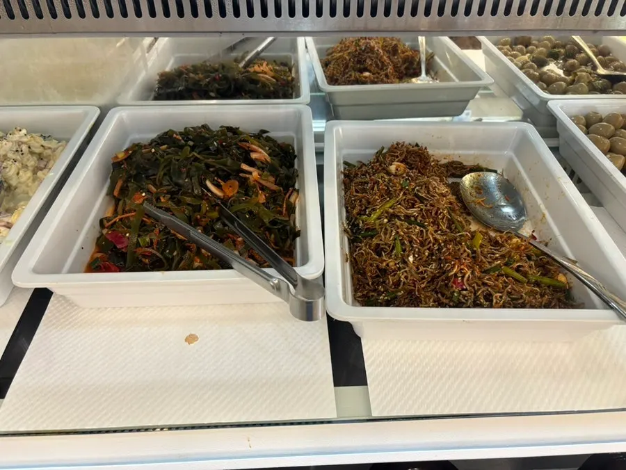 셀프바 마카로니샐러드와 해초무침
