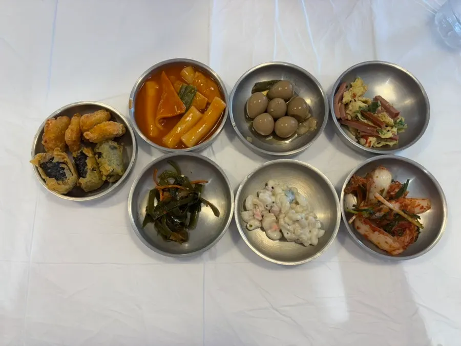 접시에 담아온 셀프바 반찬