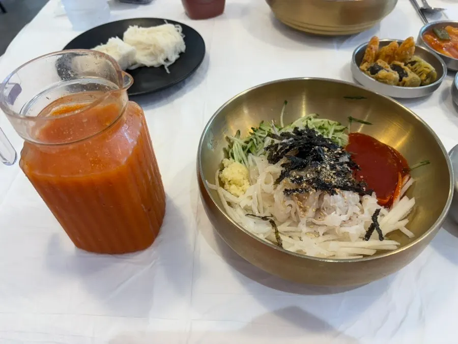 상에 차려진 퐝물회 한 상