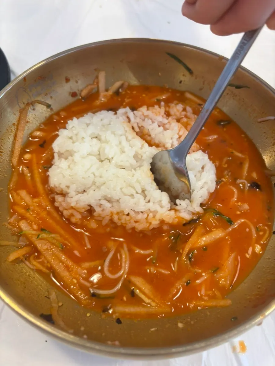 셀프바 소면을 말아 넣은 물회 국수