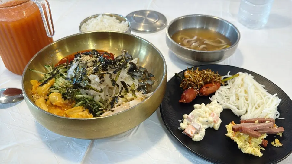 The ₩25,000 signature Ppwang Mulhoe set on the table