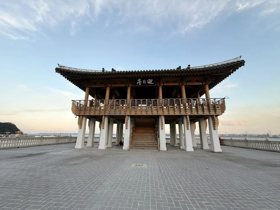 View of Yeongildae Beach in front of Ppwang Mulhoe
