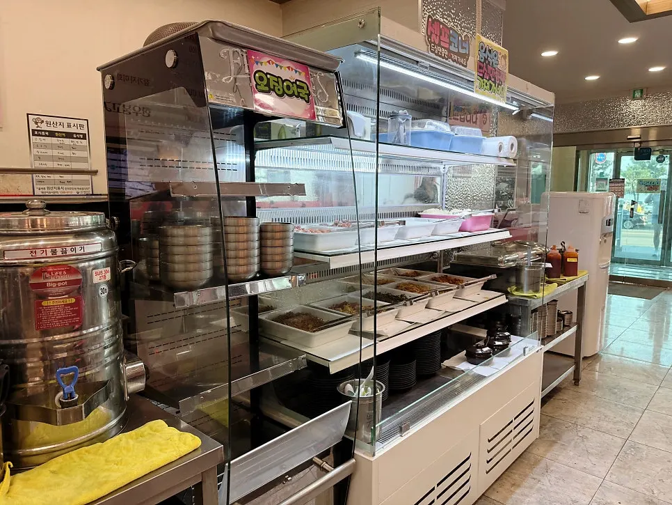 Bright, spacious table seating inside Ppwang Mulhoe