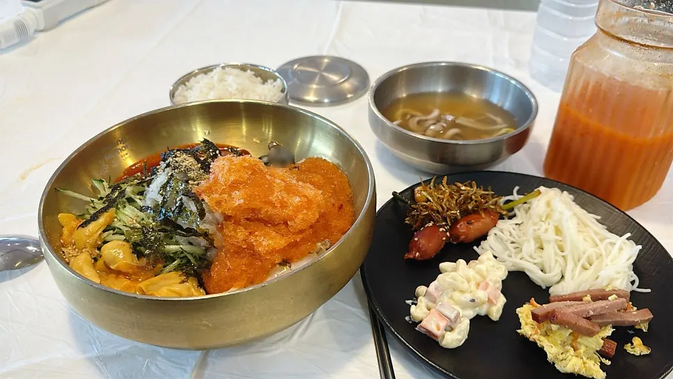 Pohang mulhoe mixed with broth poured in