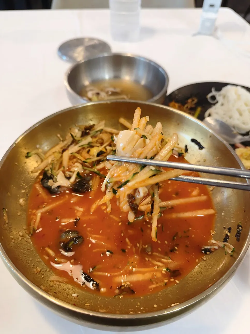 Self-bar somyeon noodles stirred into the mulhoe broth