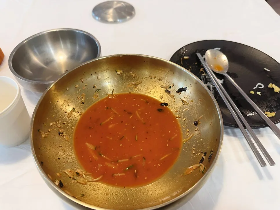 Mulhoe broth mixed with vegetables and sauce