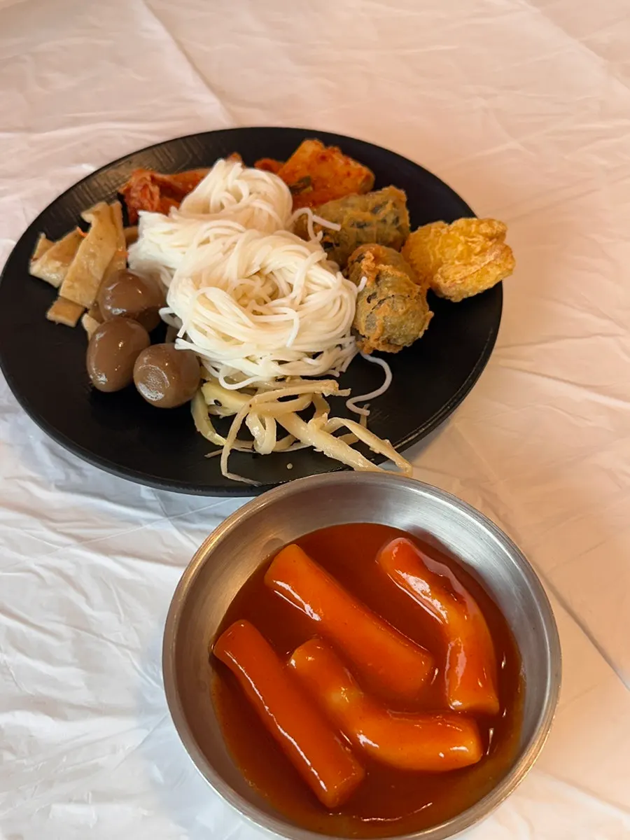 떡볶이와 밑반찬이 놓인 반찬 셀프바