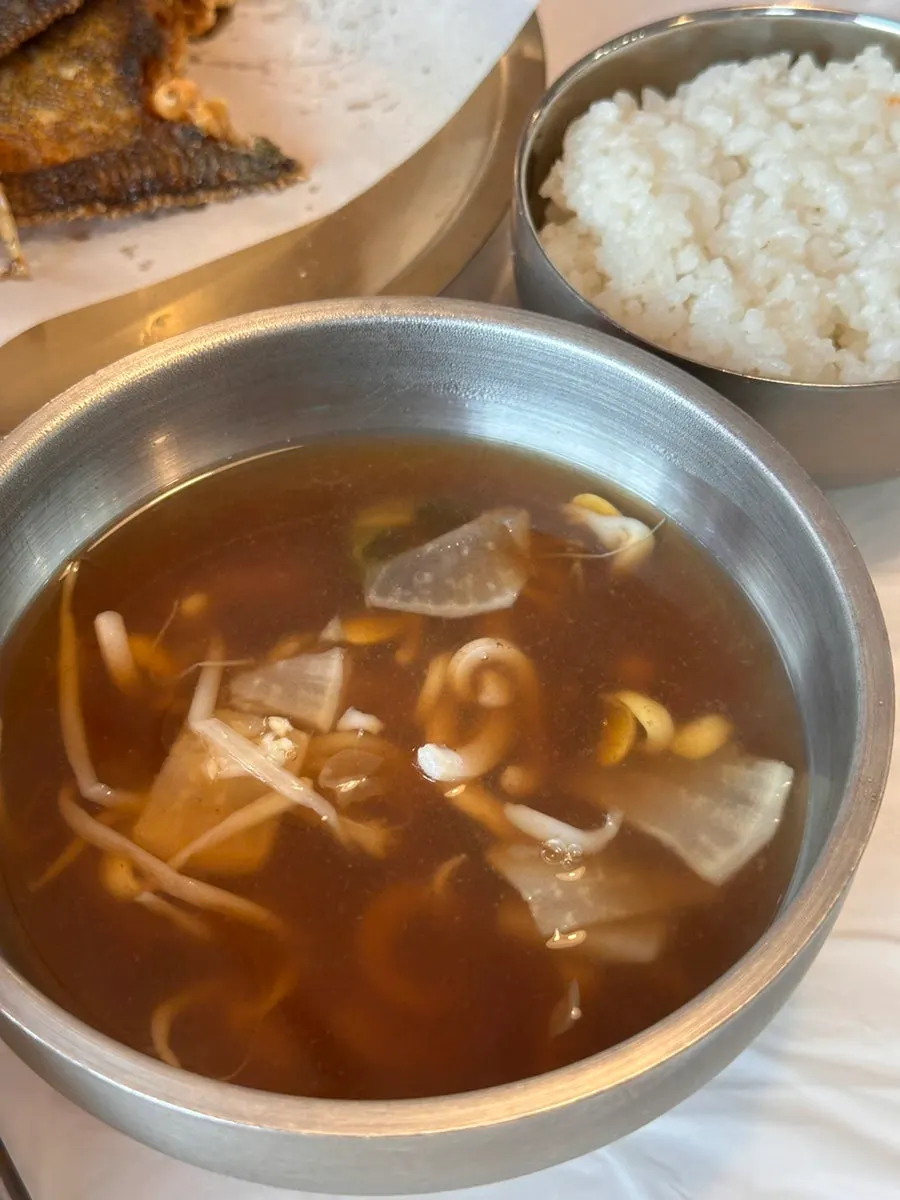 셀프바에서 담아온 오징어무국과 반찬