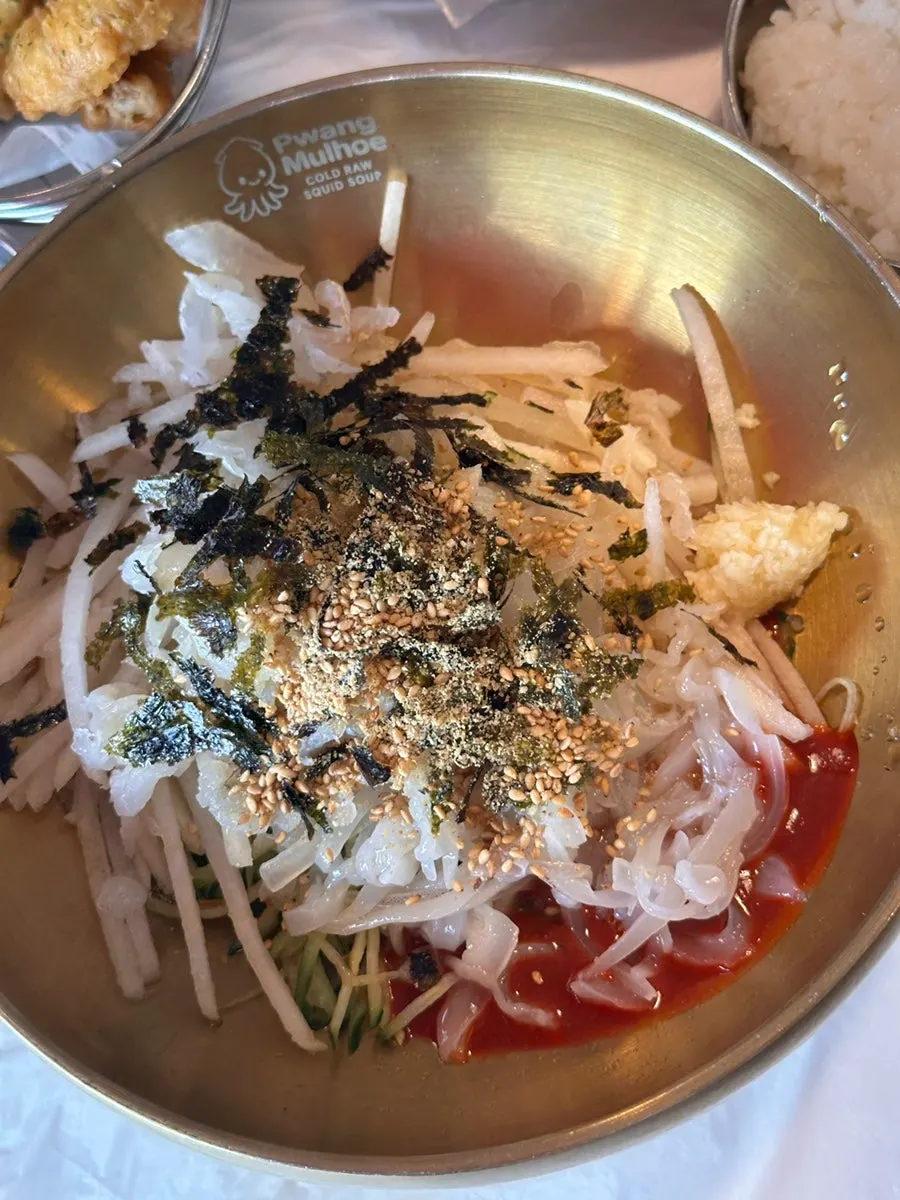 쫀득한 오징어회 한 젓가락
