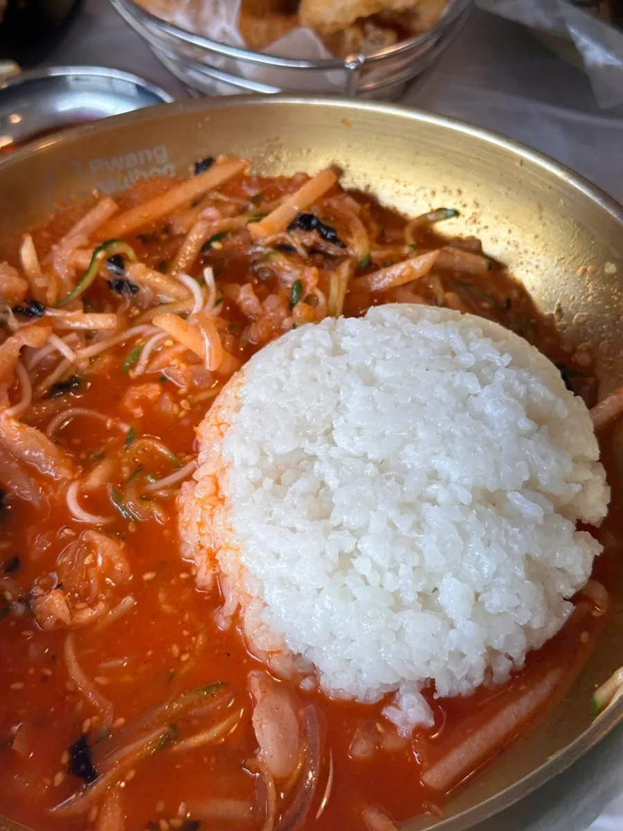 물회에 밥을 비벼 먹는 마무리