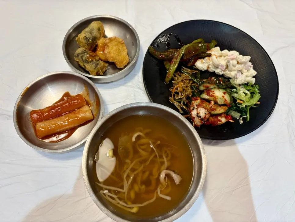 셀프코너에서 담아 온 반찬 접시