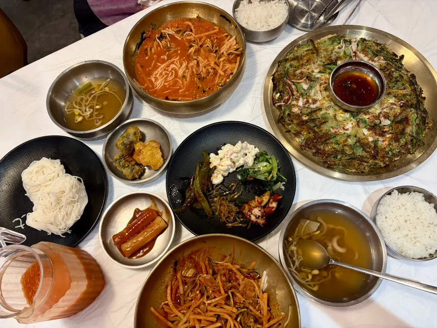 물회와 파전이 차려진 퐝물회 한 상
