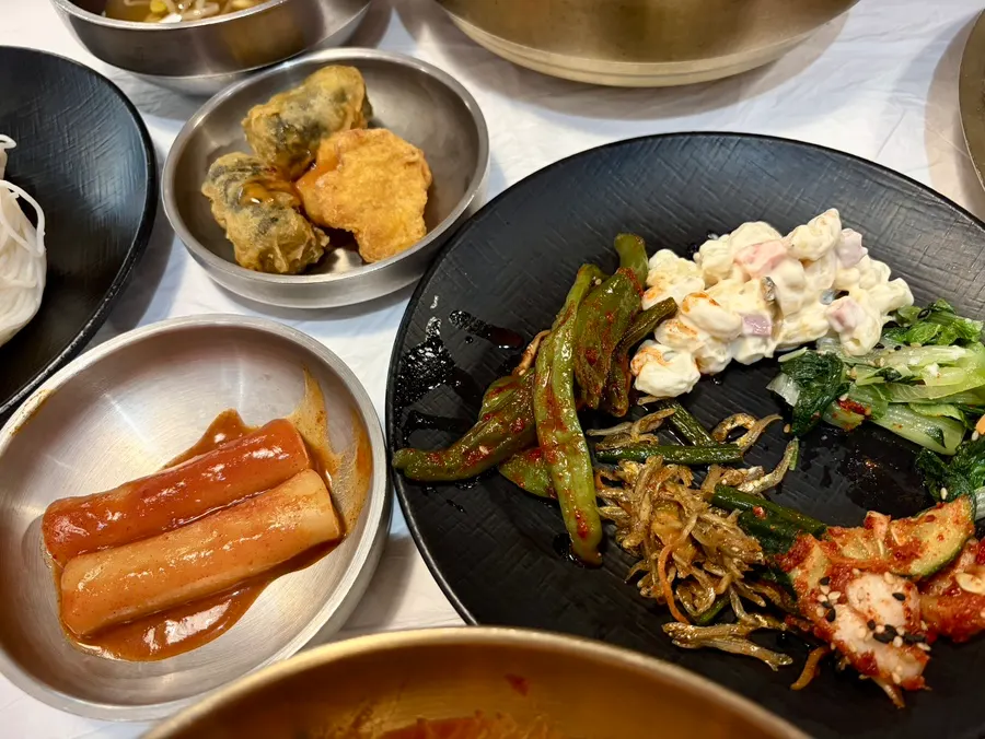 셀프코너에서 가져온 떡볶이와 김말이
