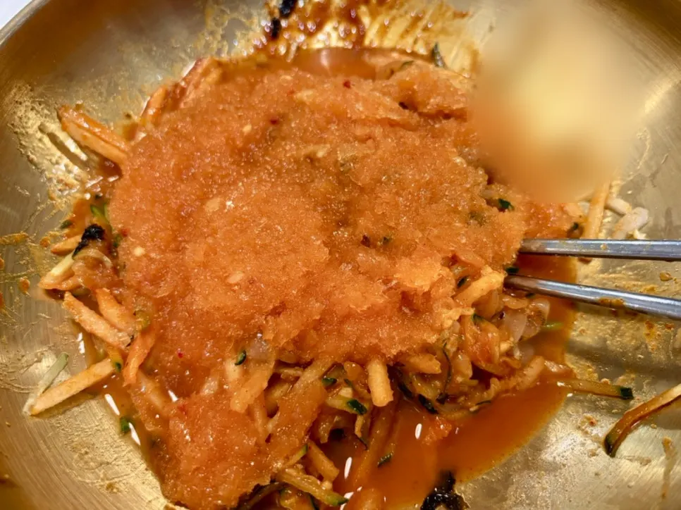 얼음 육수를 부은 포항 물회
