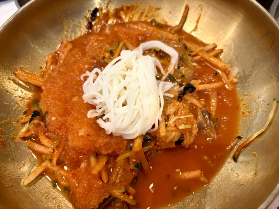 국수를 넣은 물회