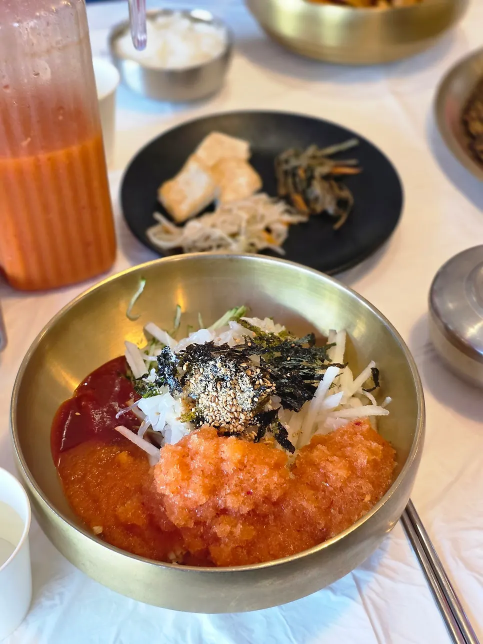 육수를 붓고 비빈 반반물회