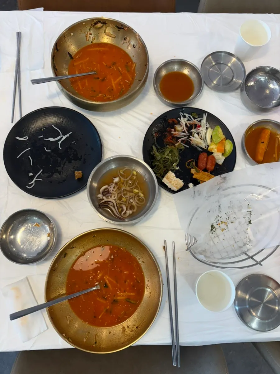 밥까지 말아 비운 물회 그릇