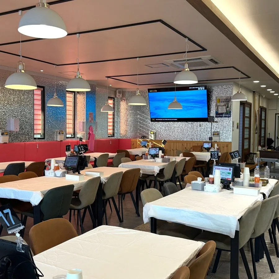Spacious, modern interior of Ppwang Mulhoe