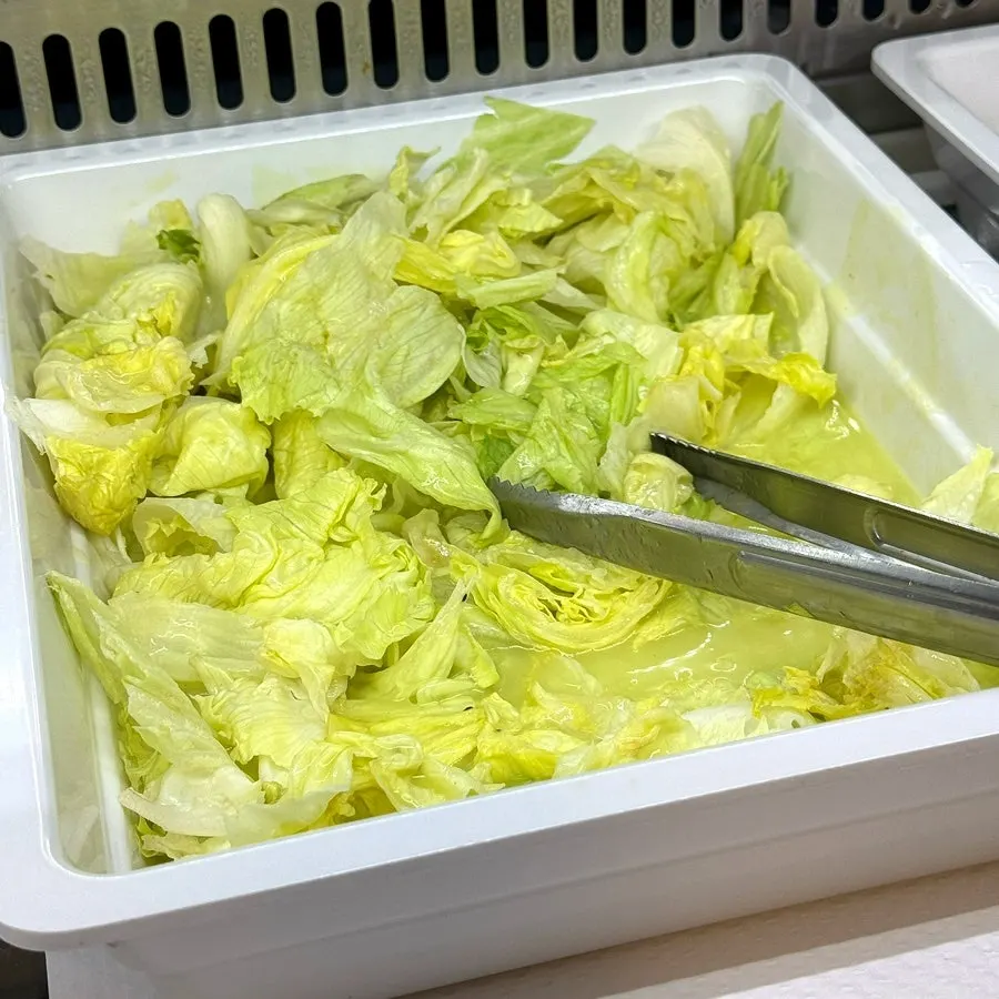 Side dishes prepared at the unlimited self-bar corner