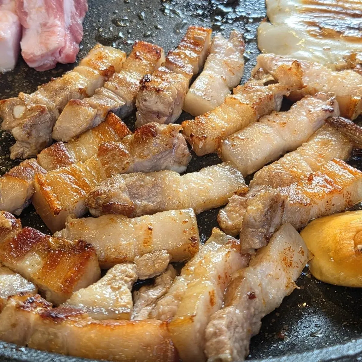 Meat grilling on the tabletop at Neolpanji Pohang Yeongildae Branch