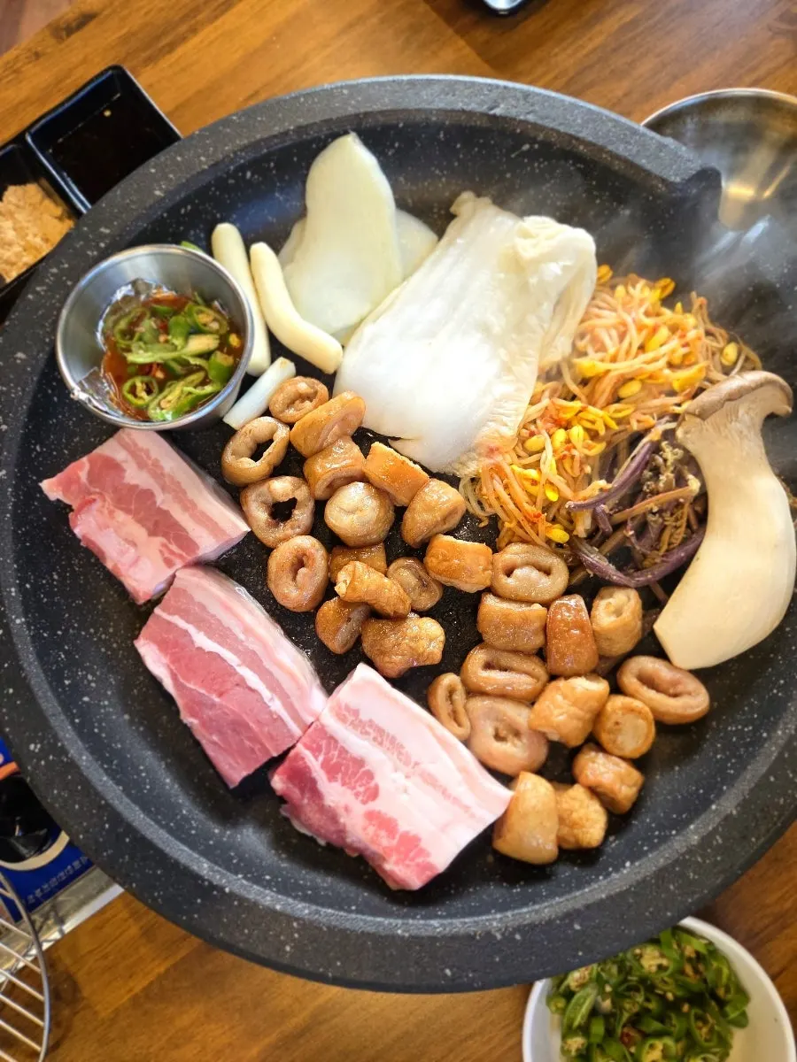 Dinner table setup at Neolpanji Pohang Yeongildae Branch