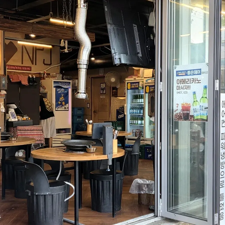 Open-window, patio-like seating at Neolpanji