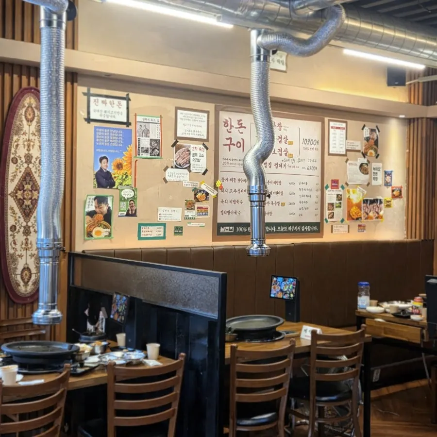 View of the indoor tables at Neolpanji Pohang Yeongildae Branch